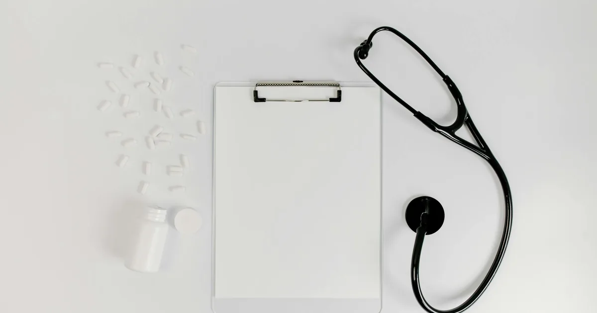 Badge d'identification symbolisant le contrôle d'honorabilité dans le médico-social
