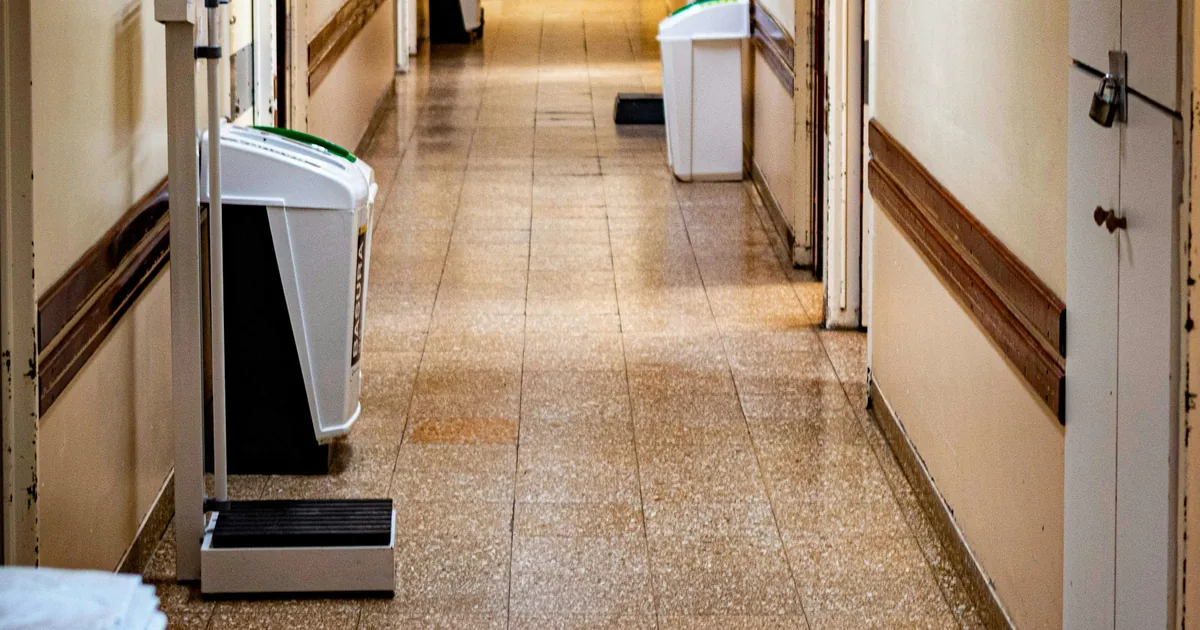 Couloir d'hôpital symbolisant la pénurie de personnel soignant